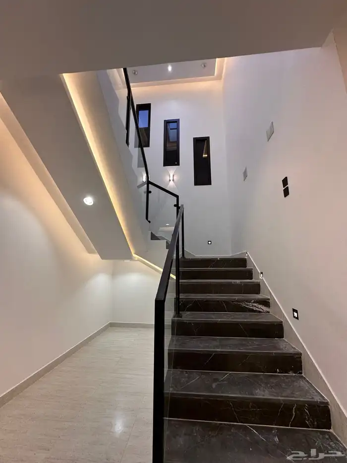 للبيع روف دور ثاني بملحق مع سكاي لايت تشطيب مودرن مساحه350م 13