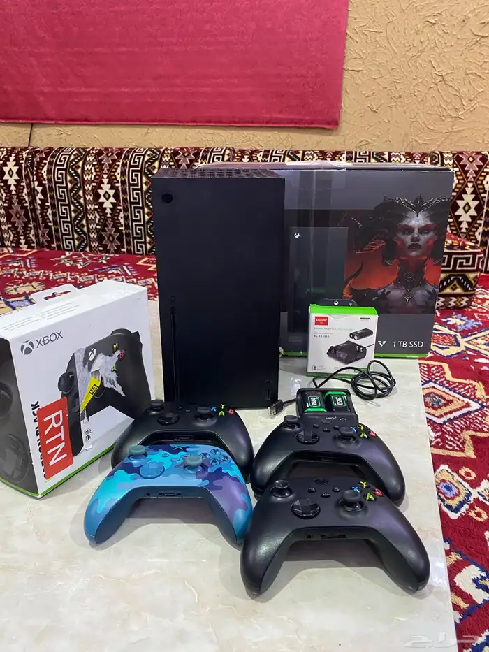 اكس بوكس سيريس اكس مع اربع يدات وقاعده بطاريات بسعر رمزي 8