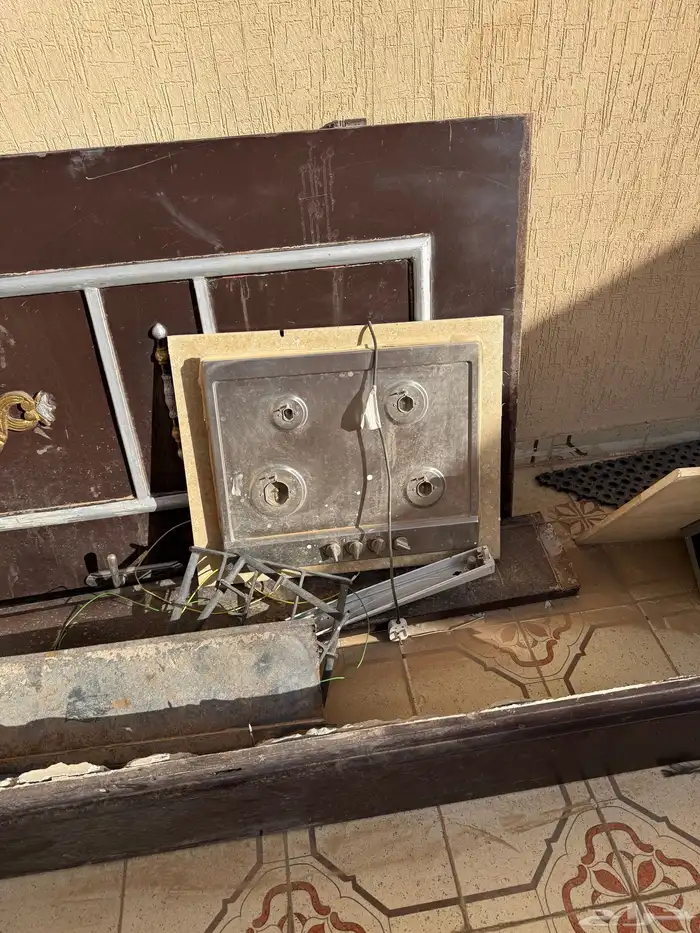 مكيف فريون ومغاسل ودرايش وباب حديد البيع على السوم 3