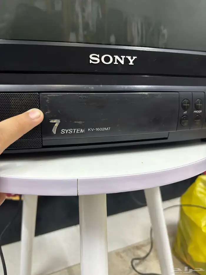 تلفزيون سوني من نوع Sony Trinitron CRT مع ريموت الأصلي 16 4