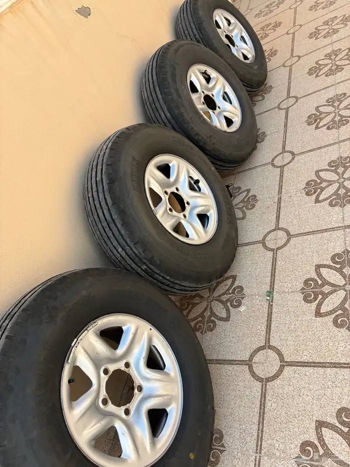 للبيع أربع كفرات وجنوطها 0