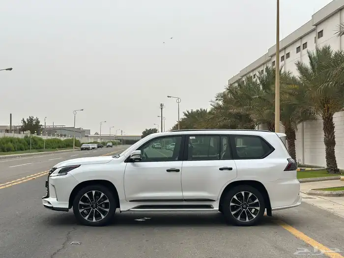 لكزس LX570 2021 بلاك ادشن شبه جديد 6