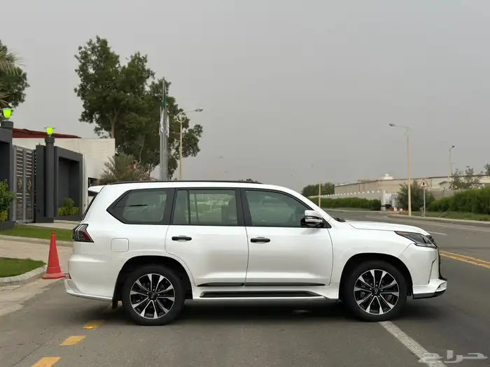 لكزس LX570 2021 بلاك ادشن شبه جديد 8