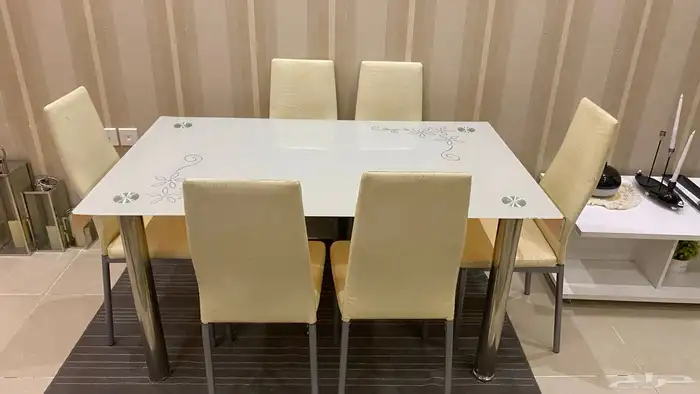 طاولة طعام مع 6 كراسي   حالة ممتازة 2