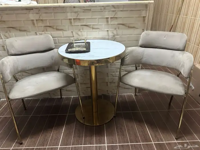 طاولة دائرية مع كرسيين نظيفة 0