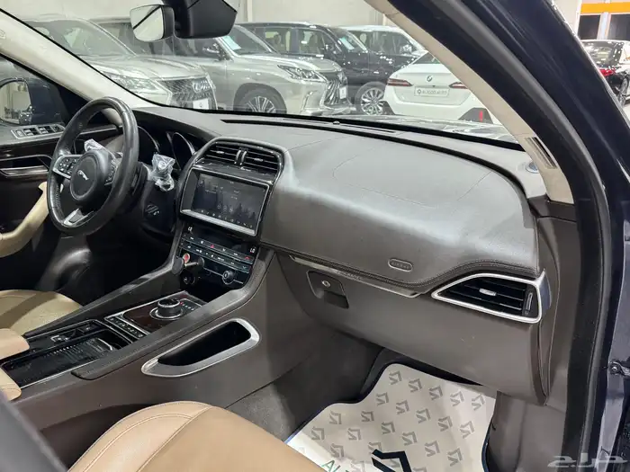 جاكوار F pace موديل 2019 فل كامل مستعمل 8
