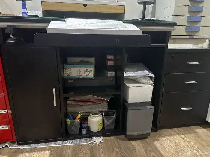 مكتب كومبيوتر ودولاب عرض ايكيا 0