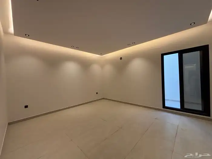 للبيع دور ارضي حي عكاظ مساحة 300 م 11