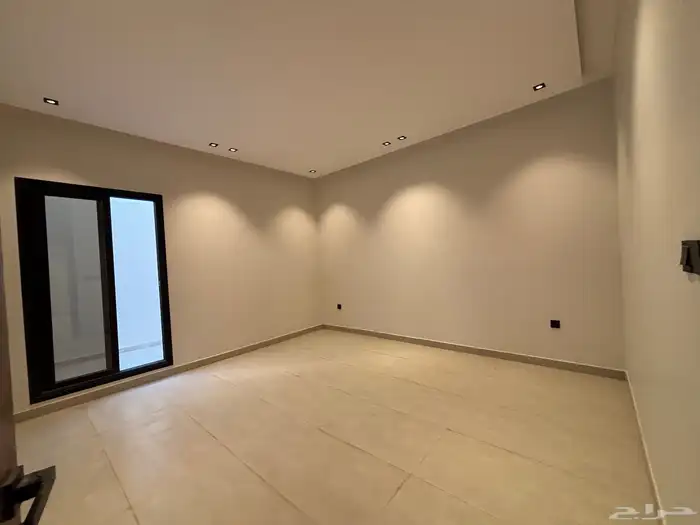 للبيع دور ارضي حي عكاظ مساحة 300 م 10