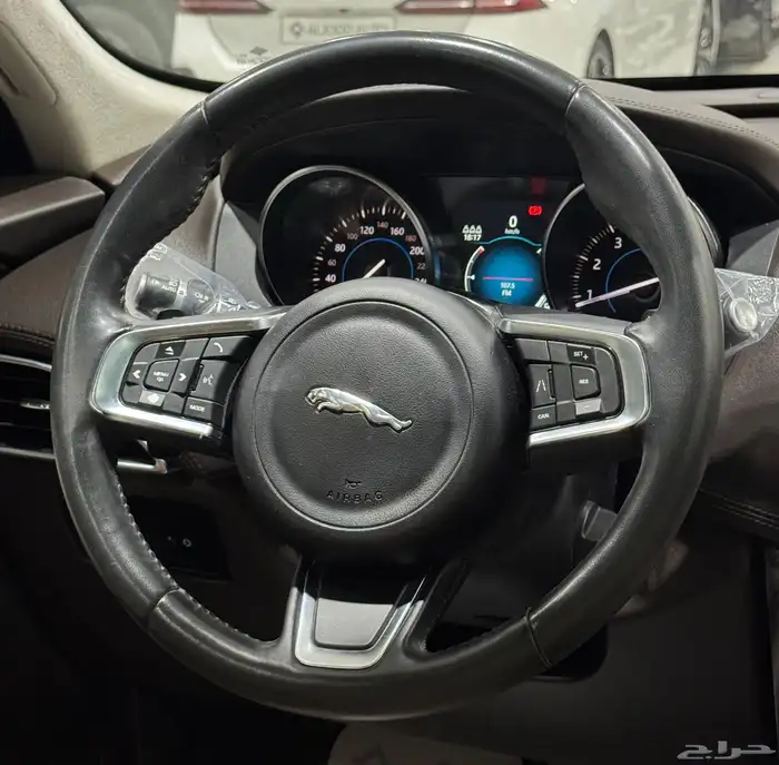 جاكوار F pace موديل 2019 فل كامل مستعمل 12