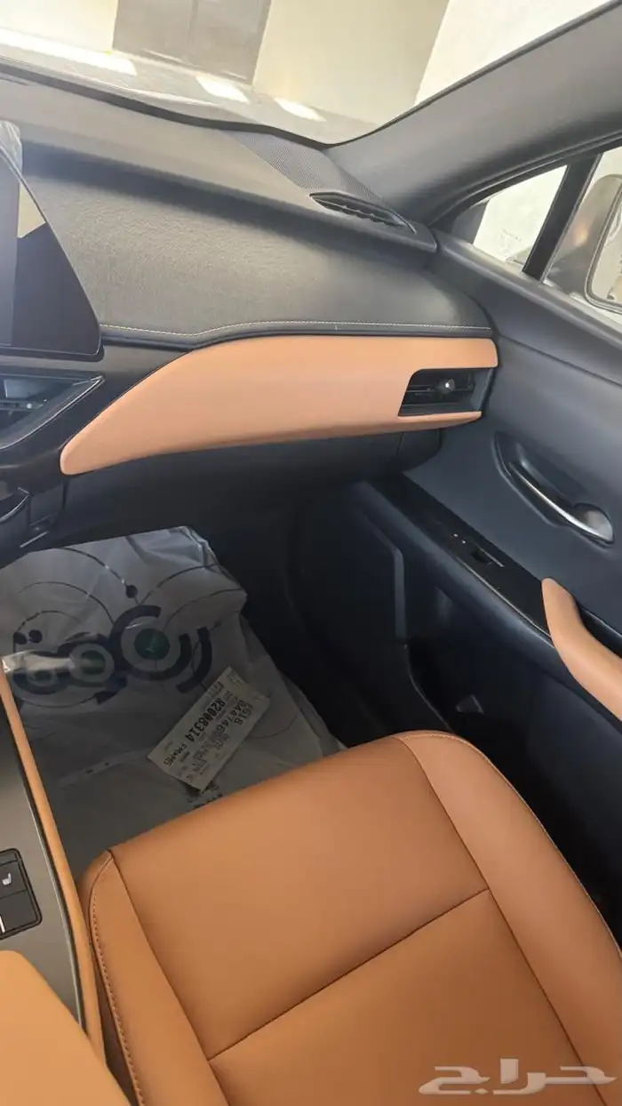 لكزس UX300h بحالة الوكالة 5