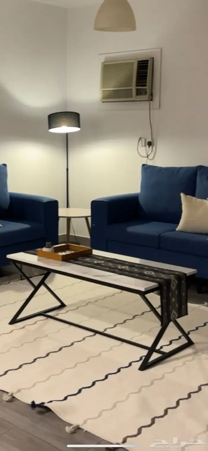 طاولة كبيره مع اربع طاولات خدمة 0