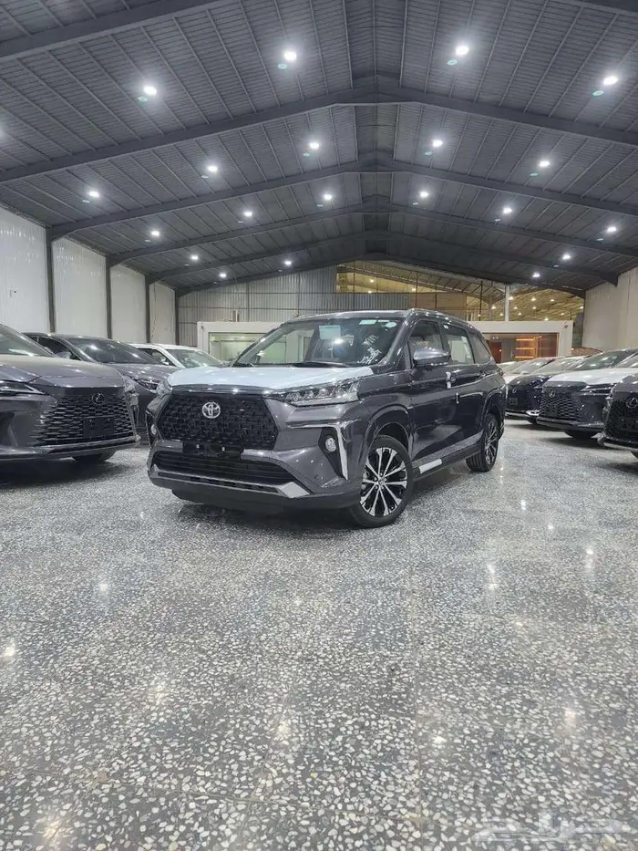تويوتا فيلوز 2025 Glx رمادي 1