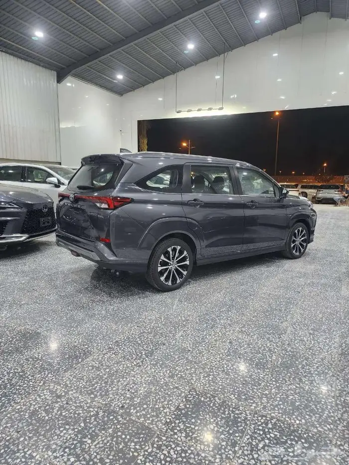تويوتا فيلوز 2025 Glx رمادي 2