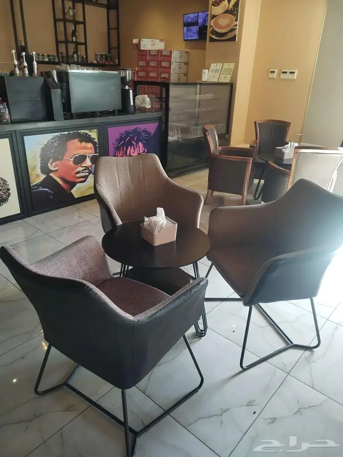 كراسي مع ثلاجه عرض كلها بحاله ممتازه 0