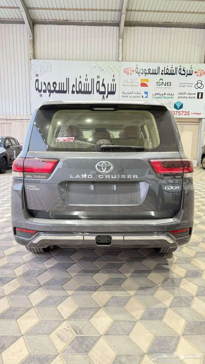 لاند كروزر GXR-L4بنزين رمادي 2025 4