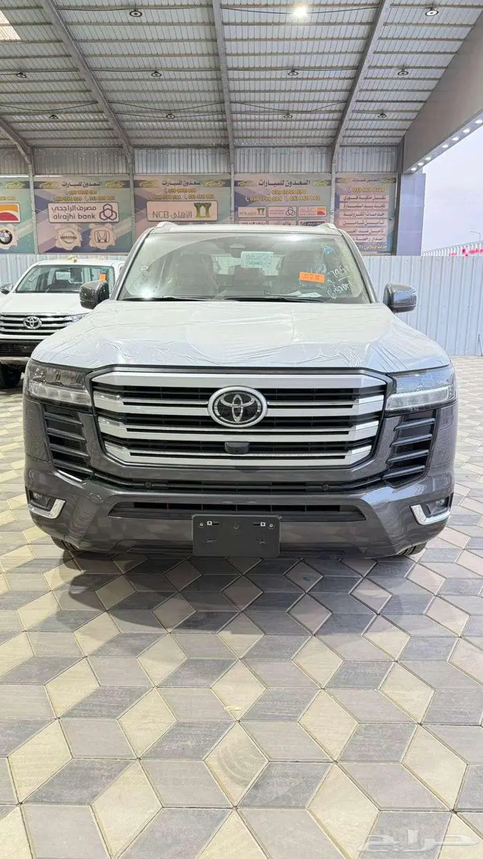 لاند كروزر GXR-L4بنزين رمادي 2025 0