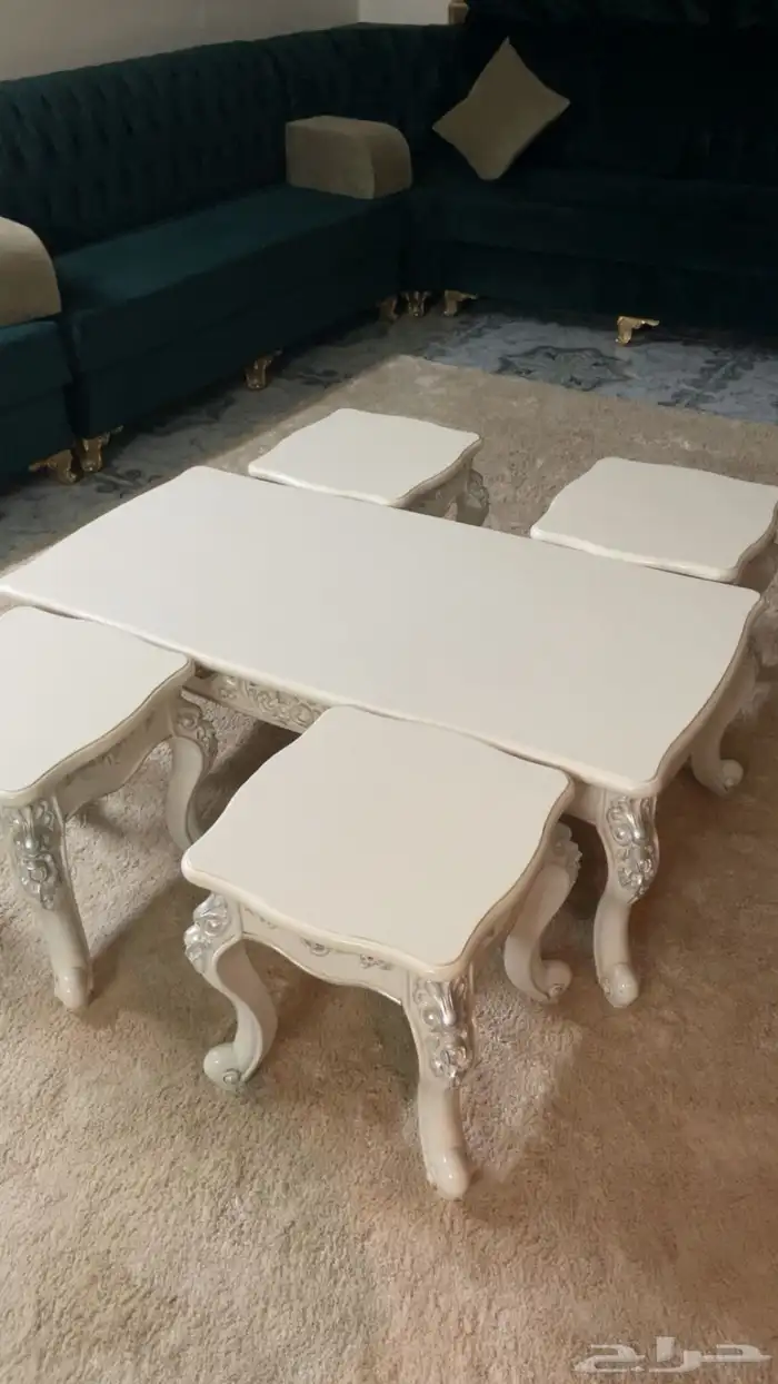 طاولة بيضاء 1