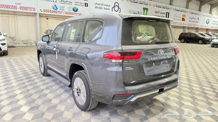 لاند كروزر GXR-L4بنزين رمادي 2025 3