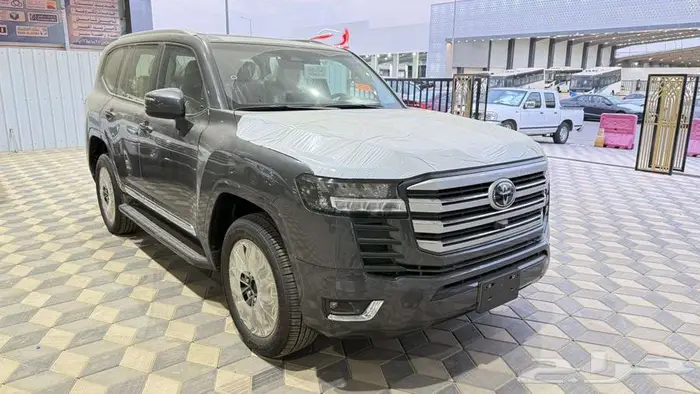لاند كروزر GXR-L4بنزين رمادي 2025 1