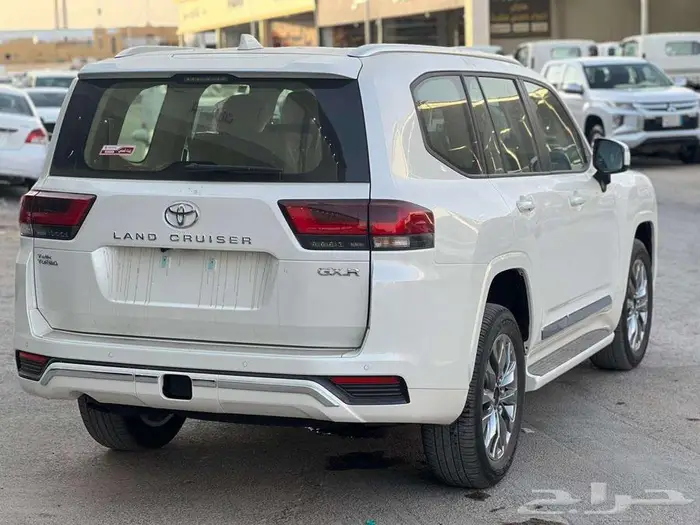لاندكروزر GXR4 بنزين 2025 4