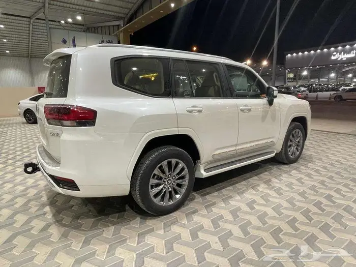تويوتا جي اكس ار L3 2025 ابيض بنزين سعودي رادار 6