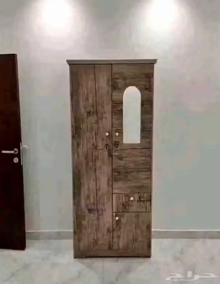 دولاب خشبي بحالة ممتازة للبيع 0