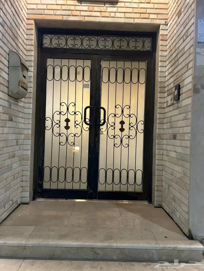 ابواب ونوافذ وباب كراج أثاث مستعمل بحالة جيدة جدا 1