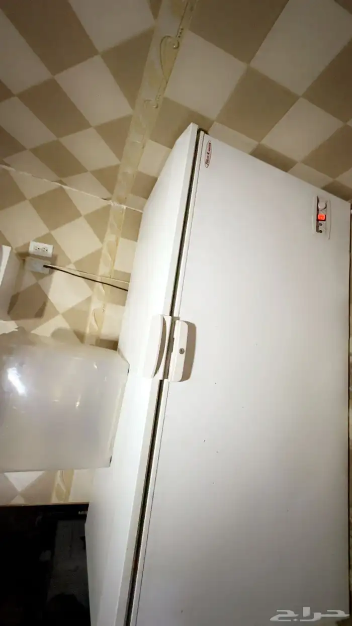 ثلاجه الاحساء فريزر. حجم كبير مره. وحجم صغير مستخدم سنه 1