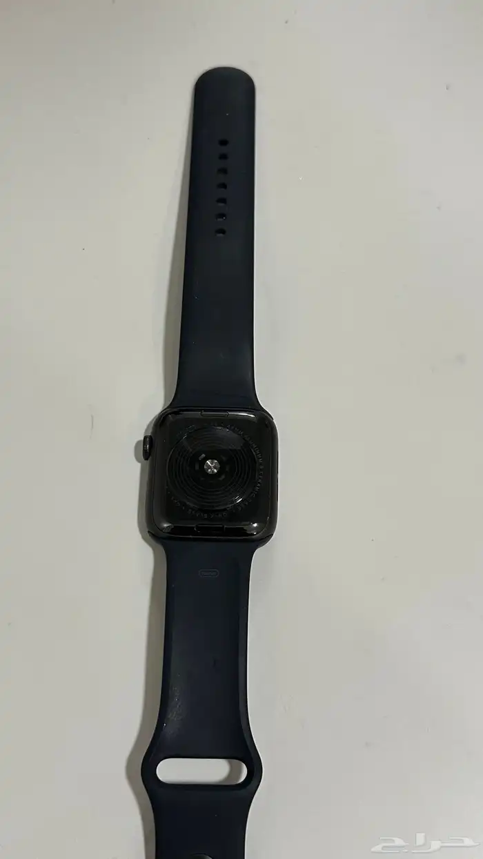 Apple Watch SE   44 مم   سوداء   ألمنيوم  حاله ممتازه 2