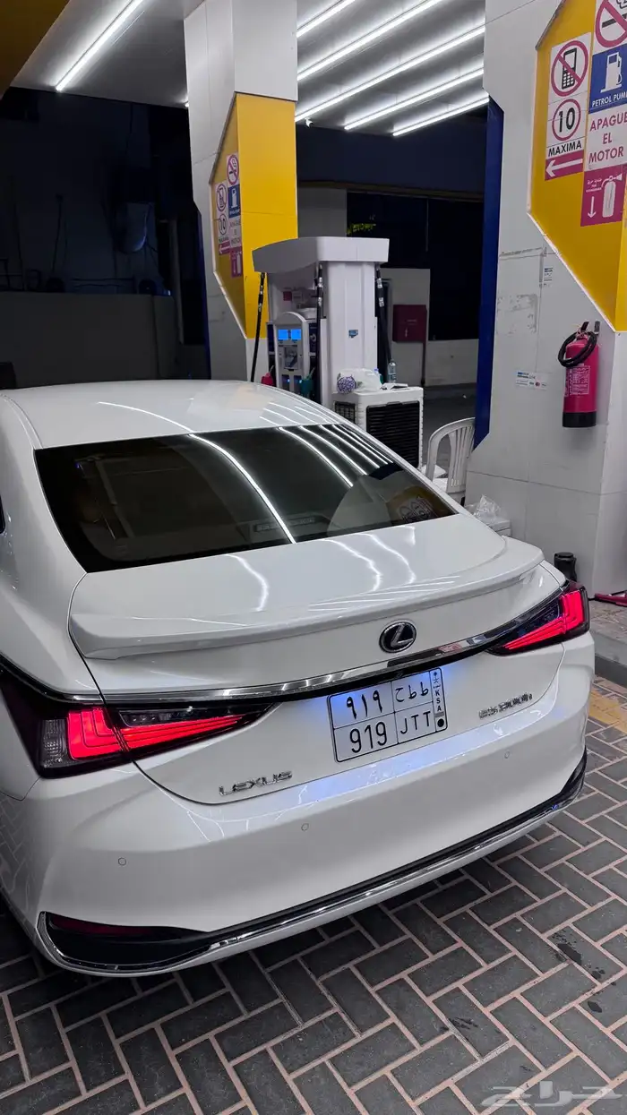 ES 300H 2019 لكزس 5