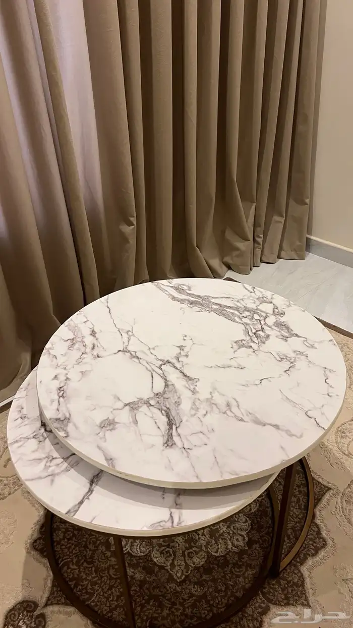 طاولتين كبيره ووسط لون ابيض 0