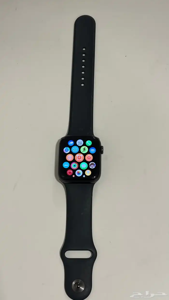 Apple Watch SE   44 مم   سوداء   ألمنيوم  حاله ممتازه 0