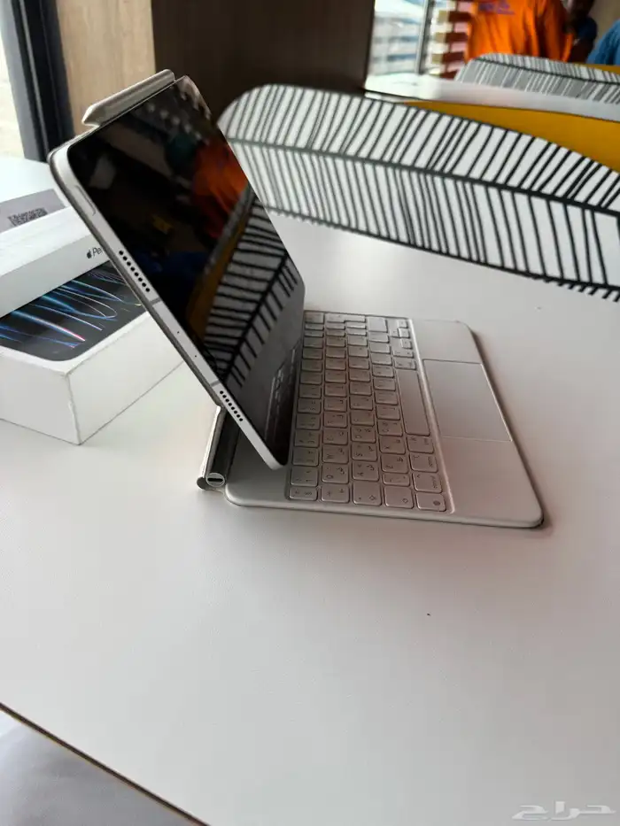ايباد برو M2 256 شريحة مع كيبورد اصلي وقلم 18
