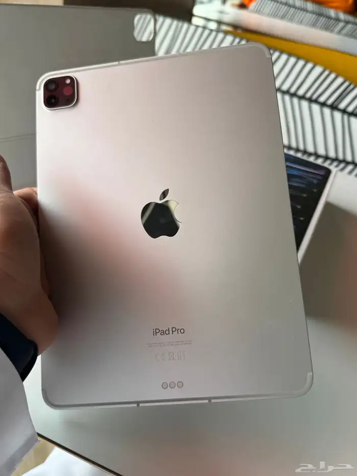 ايباد برو M2 256 شريحة مع كيبورد اصلي وقلم 12
