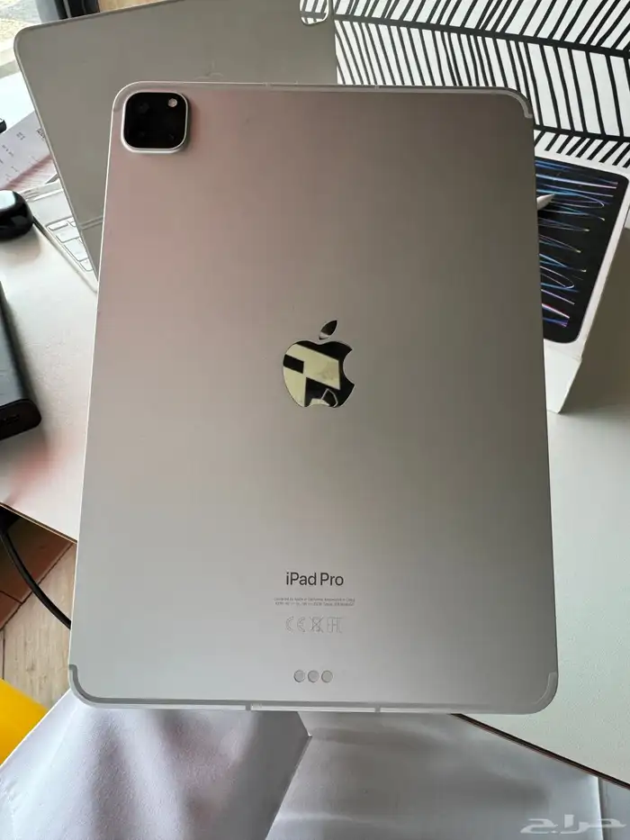 ايباد برو M2 256 شريحة مع كيبورد اصلي وقلم 4