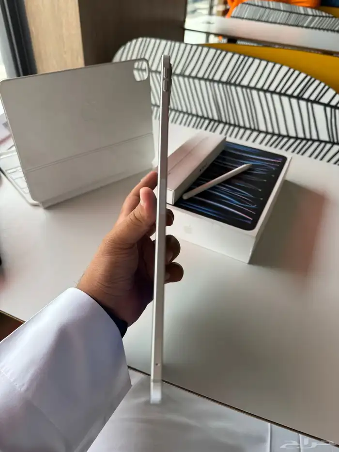 ايباد برو M2 256 شريحة مع كيبورد اصلي وقلم 6