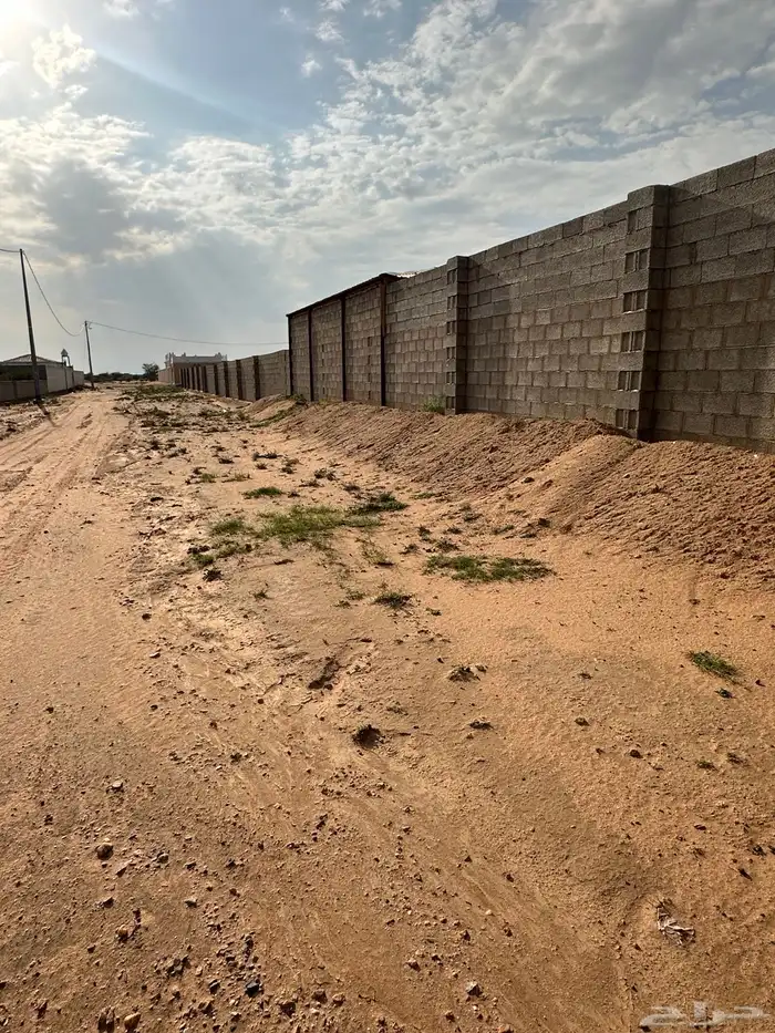 استراحة مكتملة الخدمات الموقع بداية عشيره خلف محطة تنومه 2ك 11