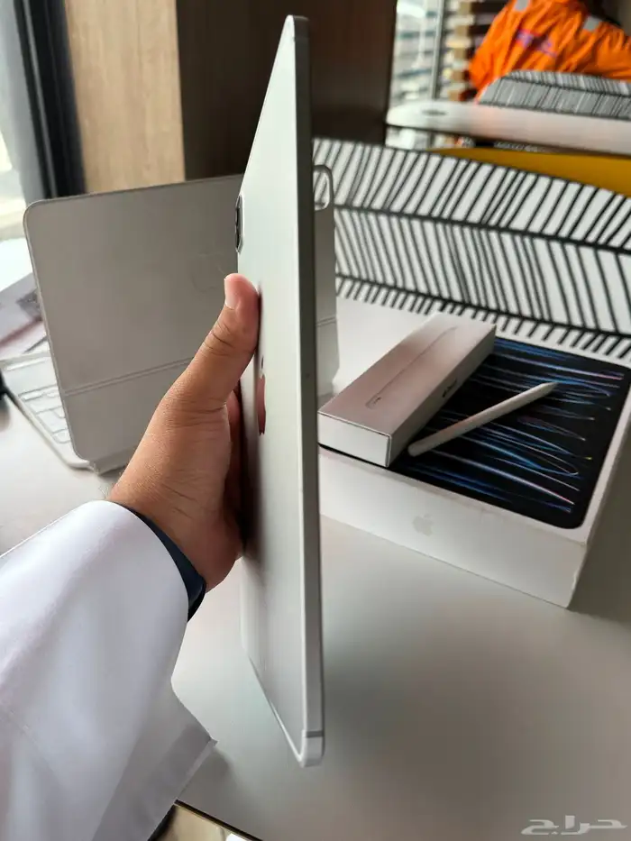 ايباد برو M2 256 شريحة مع كيبورد اصلي وقلم 11