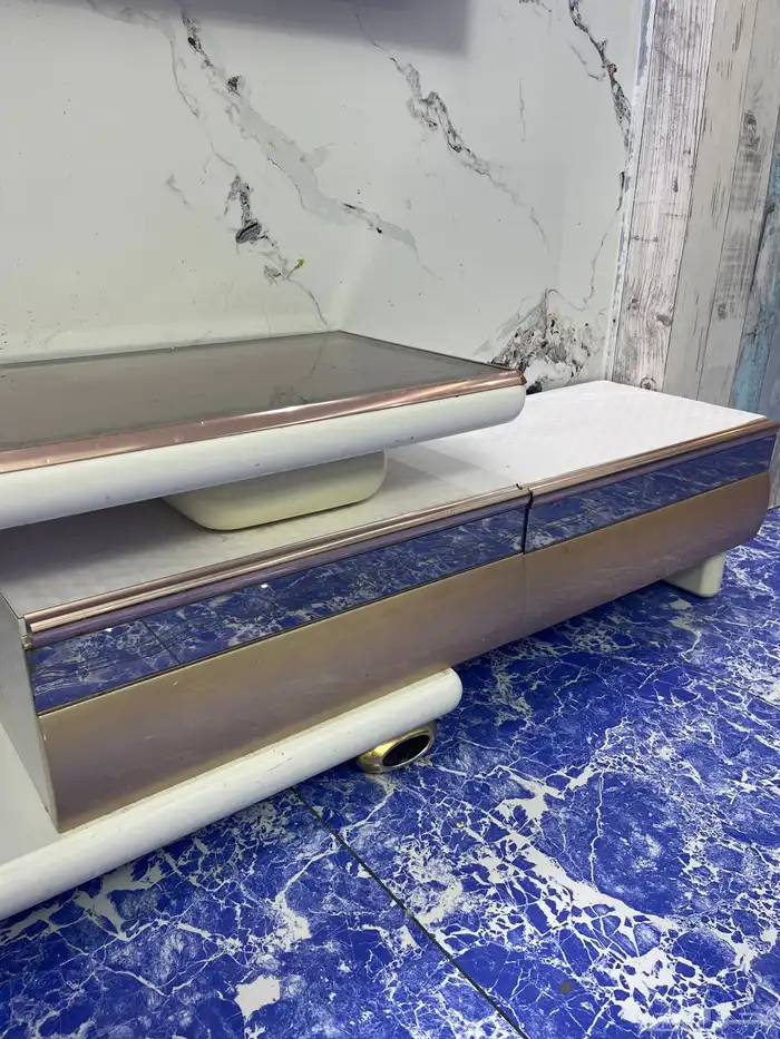 طاولة تلفزيون مرتبه ونظيفه بس الدرج يعلق في الفتح والباقي م 1