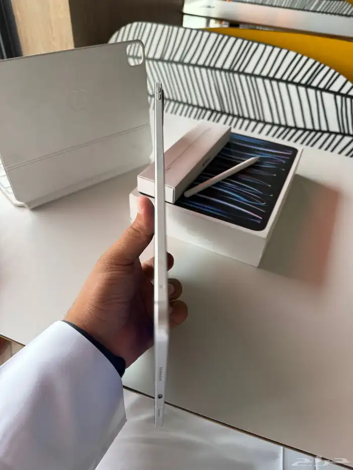 ايباد برو M2 256 شريحة مع كيبورد اصلي وقلم 5