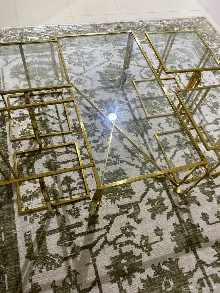 طاوله اساسيه واربع طاولات خدمه(وحده زجاجها منكسرة) 0