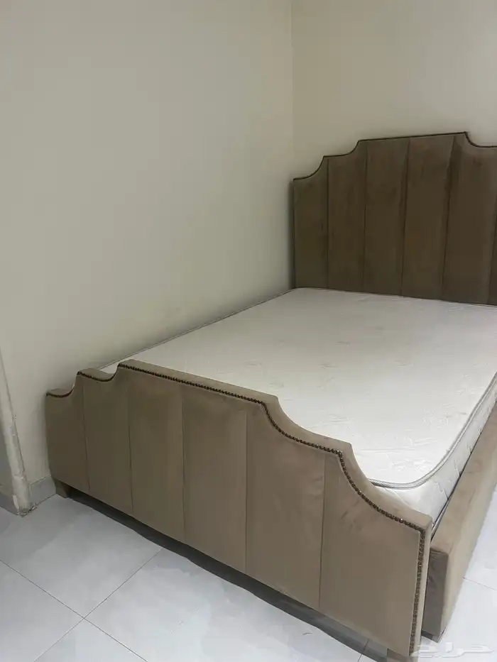 للبيع سرير نفر ونص لون بيج 0
