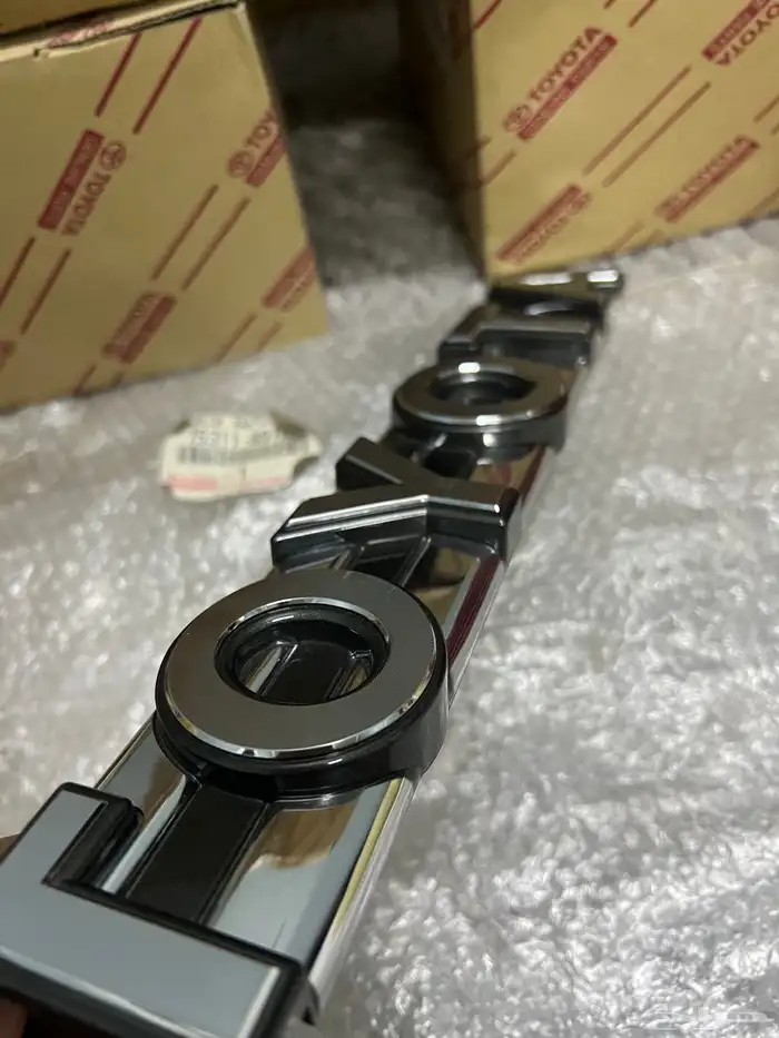 علامة شبك هايلوكس 89-91 جديد اصلي 4