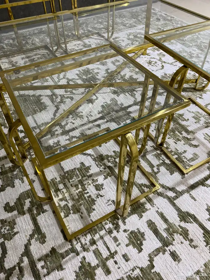 طاوله اساسيه واربع طاولات خدمه(وحده زجاجها منكسرة) 2