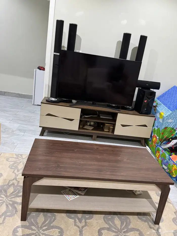 كنب و طاولة تلفزيون و طاولة قهوه مستعمله للبيع 4