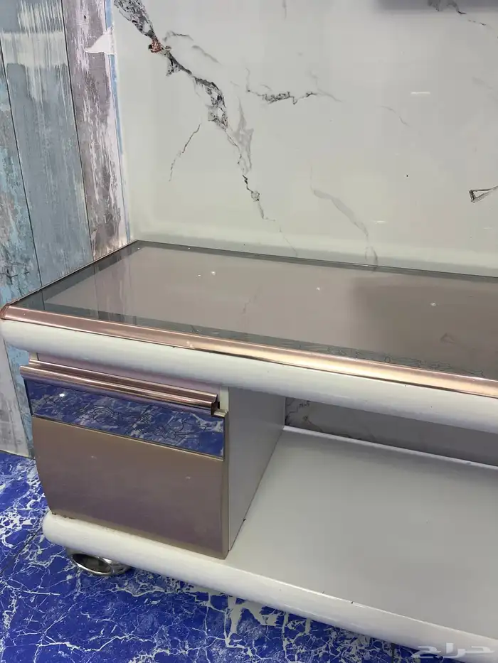 طاولة تلفزيون مرتبه ونظيفه بس الدرج يعلق في الفتح والباقي م 2