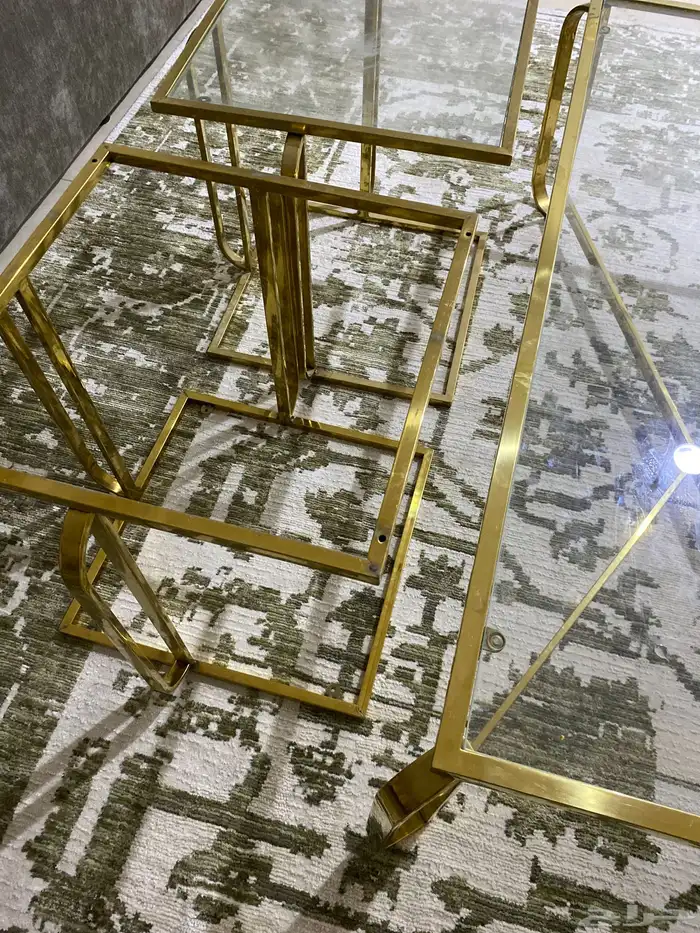 طاوله اساسيه واربع طاولات خدمه(وحده زجاجها منكسرة) 1