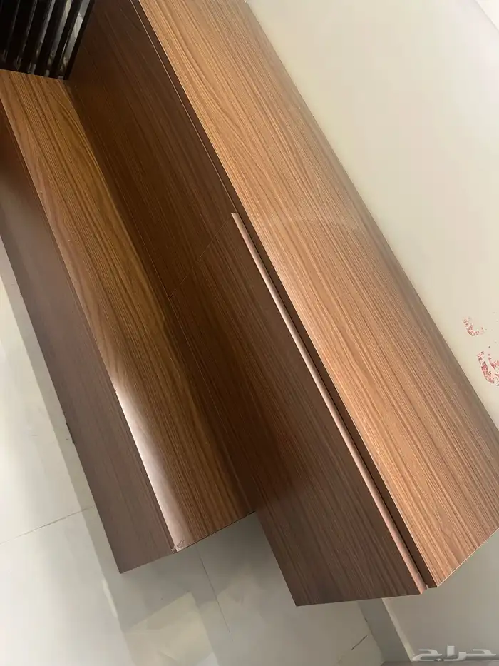 رف تلفزيون 2 قطع بحالة سليمة 0