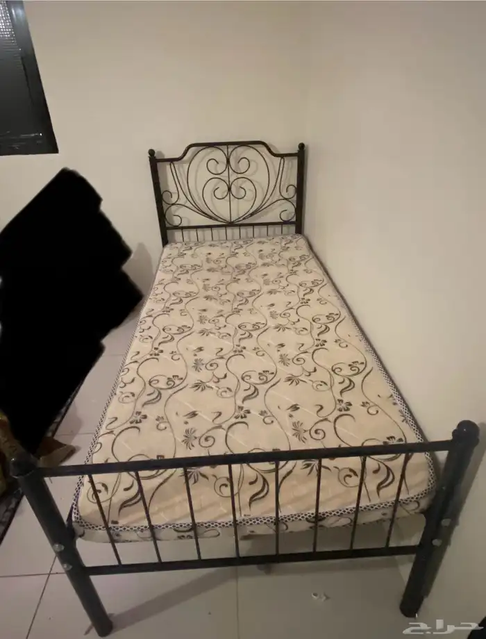 سرير حديد اسود سليم من الكسور 0